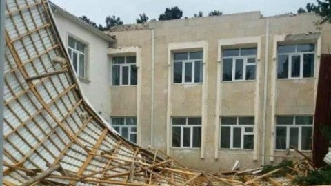 Bakıda məktəb binasının damı UÇDU