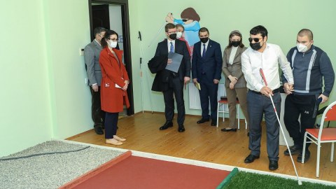 ABŞ diplomatı Bakıda kimsəsizlərə baş çəkdi - FOTO