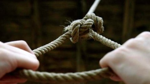 54 yaşlı kişi özünü meşədə asdı