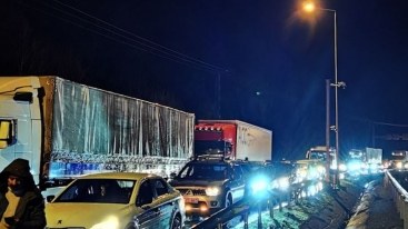 Türkiyədə qar yollarda hərəkəti iflic etdi 