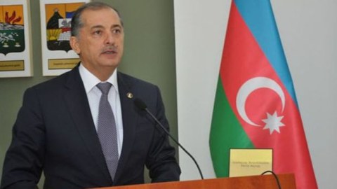 Sabiq icra başçısı həbsdə namaz qılır