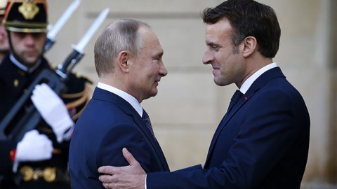 Makron Putinlə görüşə yollandı