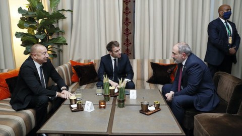 Makron Putinə İlham Əliyev və Paşinyanla görüşü barədə məlumat verdi