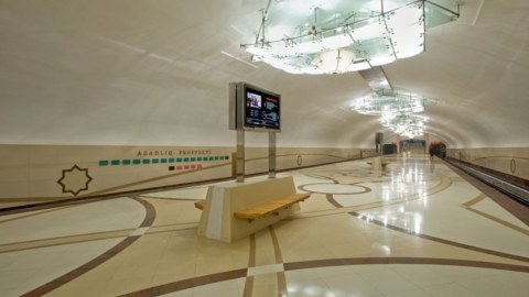Metroda QORXULU ANLAR: qadın qatar yoluna düşdü
