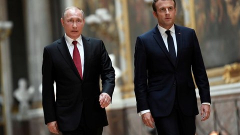 Putin Makronu maral ətinə və rus şərablarına qonaq edib - Kremldən AÇIQLAMA