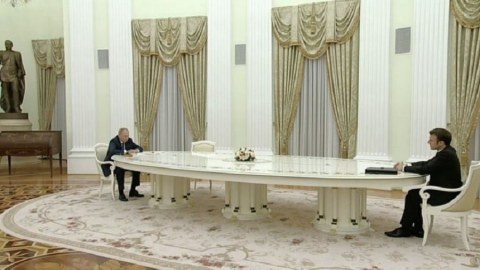 Putinin Makronla uzun masada görüşməsinin SƏBƏBİ