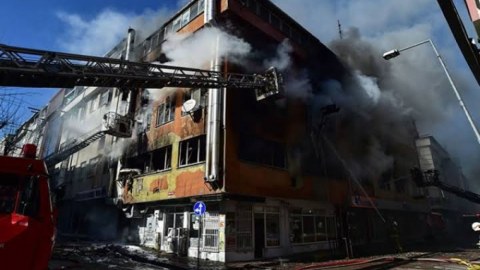 İstanbulda güclü yanğın, ölənlər var