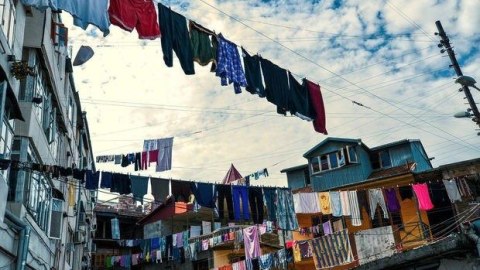 İpdən yuyulmuş paltarları OĞURLADI