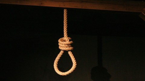21 yaşlı gənc əmisinin evində özünü ASDI