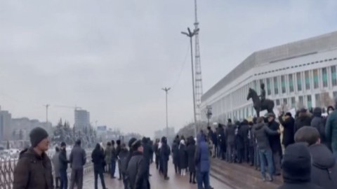 Almatıda yenidən mitinq başladı