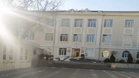 Güclü külək məktəbin damını uçurdu
