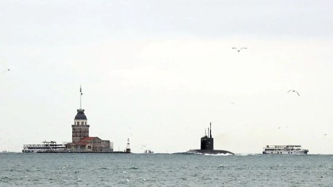 Rusiyanın sualtı gəmisi Bosfor boğazında göründü