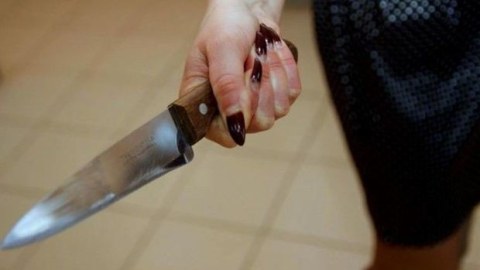 Qadın özünü bıçaqladı - Vəziyyəti ağırdır