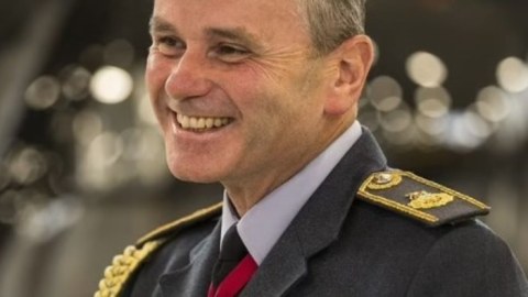 Çılpaq gəzən marşal işdən çıxarıldı