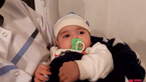 Gəncədə 3 aylıq körpə küçəyə atıldı - FOTO