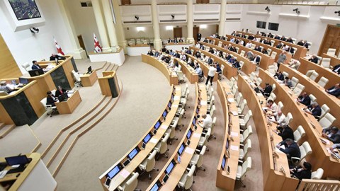 Gürcüstanda 4 deputatın mandatı ləğv edildi