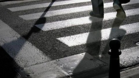 Yolu keçmək istəyən piyadanı maşın vurdu