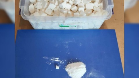 Ata həbsdə olan oğluna narkotik keçirmək istədi