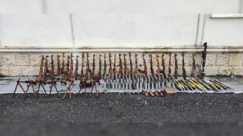 Ermənilərin atıb qaçdığı silahlar TAPILDI