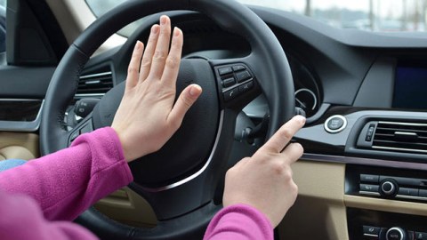 Yol polisindən qadın sürücülərə XƏBƏRDARLIQ