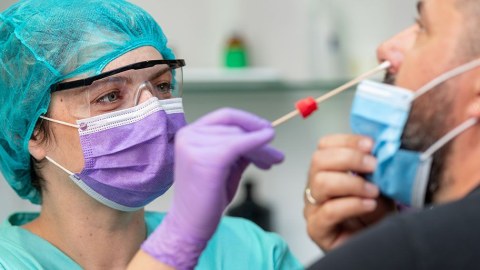 Koronavirus testi vermisinizsə, evdən çıxmayın!