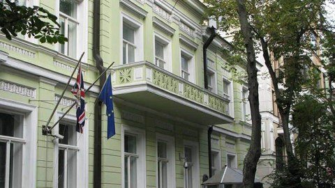 Britaniya səfirliyini Kiyevdən çıxardı