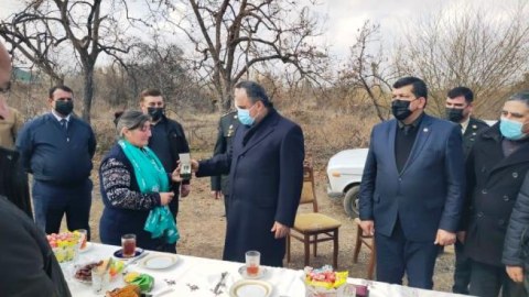 İcra başçısı şəhidlərin medallarını ailə üzvlərinə təqdim edib