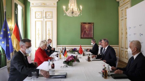 Akar almaniyalı həmkarı ilə görüşdü