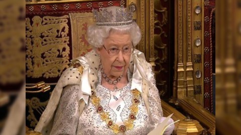 Britaniya kraliçası koronavirusa yoluxdu