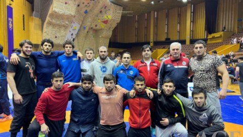 Güləşçilərimiz Bolqarıstanda 9 medal qazandı