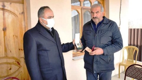 İcra başçısı şəhidin medallarını evlərində atasına təqdim edib