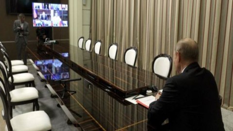 Putin Donbasla bağlı təcili iclas keçirdi