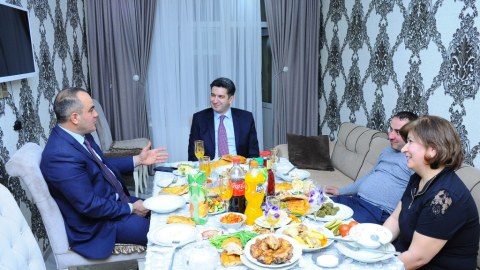 İcra başçısı qazini evində ziyarət etdi