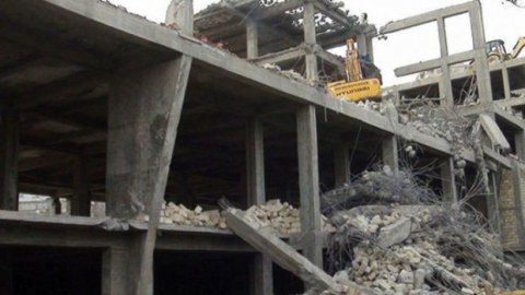 Bakıda tikilməkdə olan bina çökdü