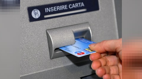 Ukraynada banklardan xarici valyuta çəkilməsi qadağan edildi