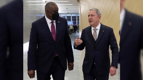 Akar amerikalı həmkarı ilə danışıqlar apardı