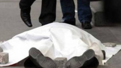 Kişi damdan yıxılıb öldü