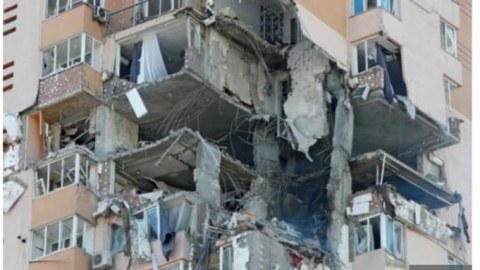 Kiyevdə raketlə vurulan binadan GÖRÜNTÜLƏR