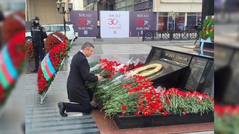 Ukrayna səfiri Xocalı abidəsi önündə diz çökdü - FOTOLAR