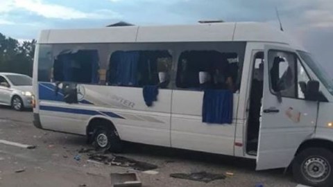 Xarkovda avtobus atəşə tutuldu - Ölən və yaralılar var