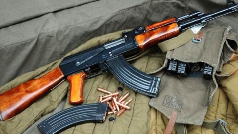 “Kalaşnikov” satmaq istəyən keçmiş məhkum saxlanıldı