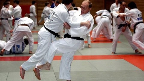 Putinə verilən qara kəmər geri alınır