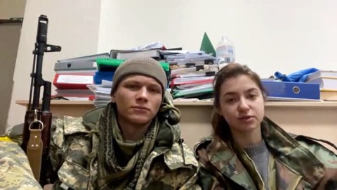 Ukraynalı cütlük bal ayını döyüşdə keçirir - FOTOLAR
