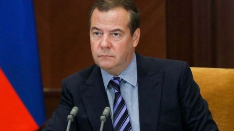 Medvedev fransalı naziri müharibə ilə hədələdi