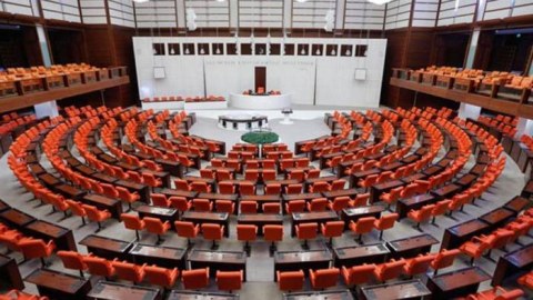 Türkiyə parlamenti Ukraynaya görə toplaşdı