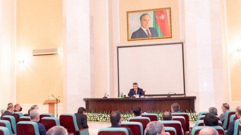 İnam Kərimov ağırlıqqaldıranlar və məşqçilərlə görüşüb