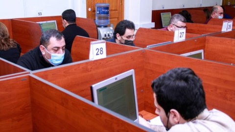 74 yaşlı hüquqşünas vəkillik imtahanı verdi