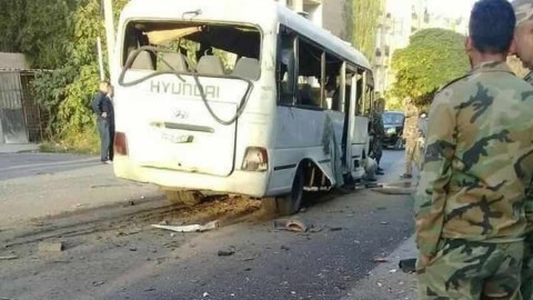 Terrorçular hərbi avtobusa hücum etdilər - Ölən və yaralılar var