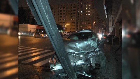 Bakıda "Toyota" işıqfora çırpıldı