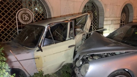 Bakıda avtomobil şadlıq evinə ÇIRPILDI